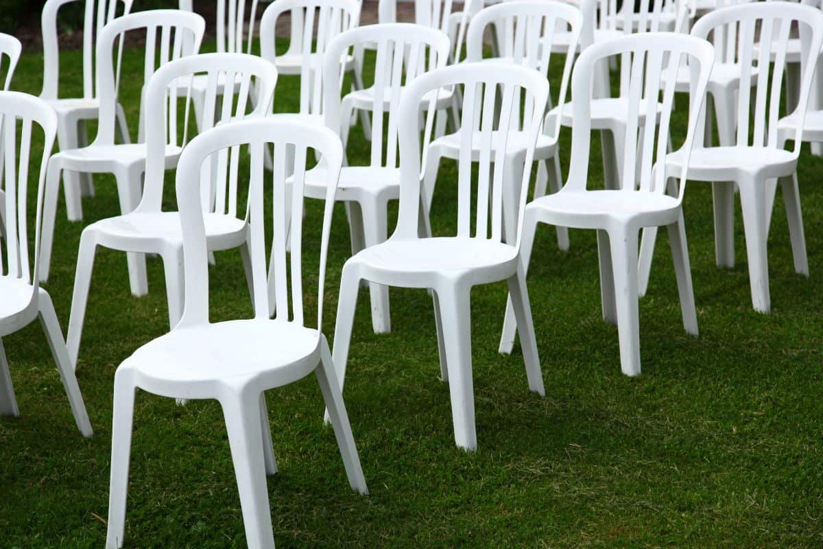 how to clean white plastic chair