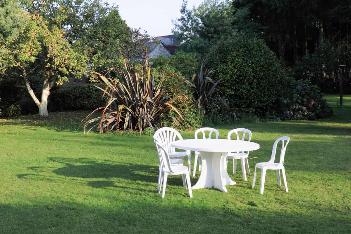 limpiar mesa plastico jardin