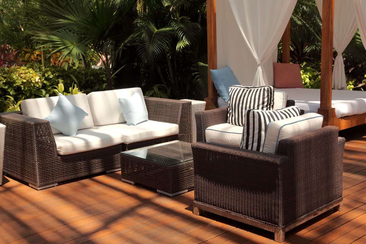 como limpiar muebles con moho
